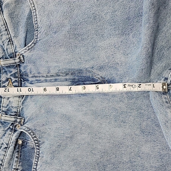 H&M  Size 8 Loose Mom Jeans, Light Wash, Distressed, Gently Used Condition - Picture 8 of 13